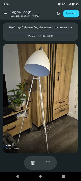 Lampa podłogowa stojąca na trójnogu