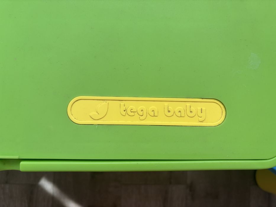 Дитячий стіл  зі стільцями фірми tega baby