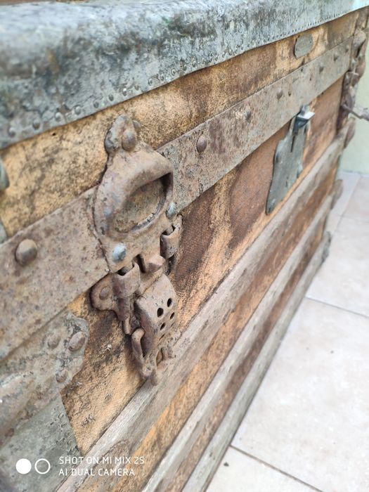 Mala antiga em bom estado de conservação