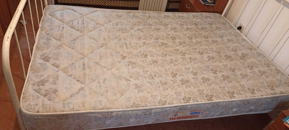 Cama de corpo e meio e colchão, em ótimo estado.