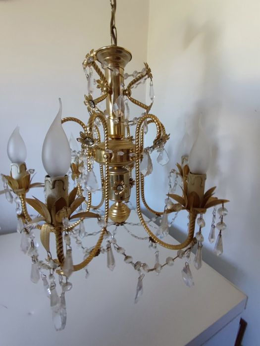 Candeeiro dourado com cristais