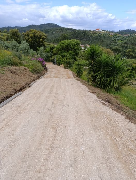 Trabalho de Mini Giratória e Camião Entre Outros