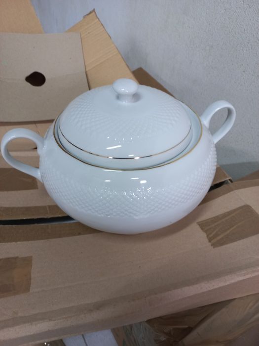 5 caixas cheias de conjunto de loiça