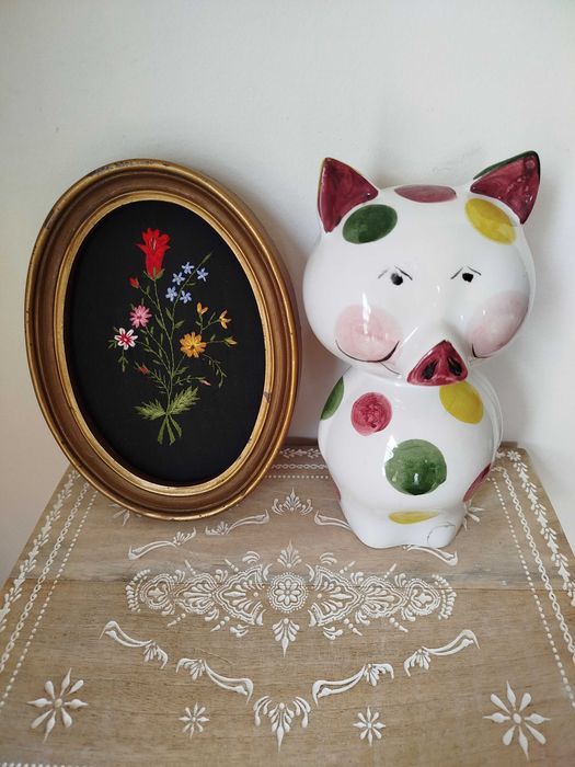 Velharias em Saldo - Mealheiro em Faiança/Quadro com Tecido bordado