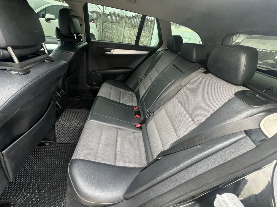 Дуже гарний стан , всі деталі по телефону