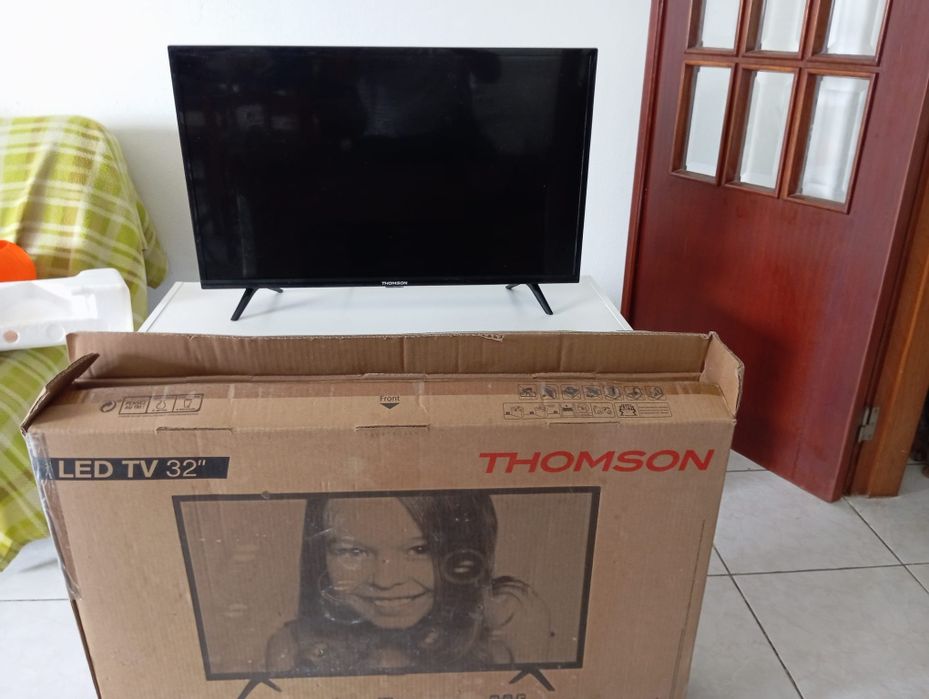 Tv , 32 " Thomson com móvel de tv .