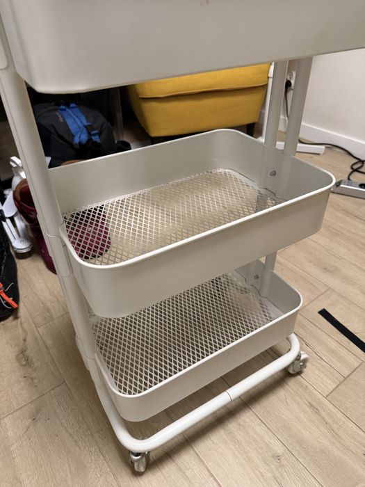 Pomocnik, połka na kółkach