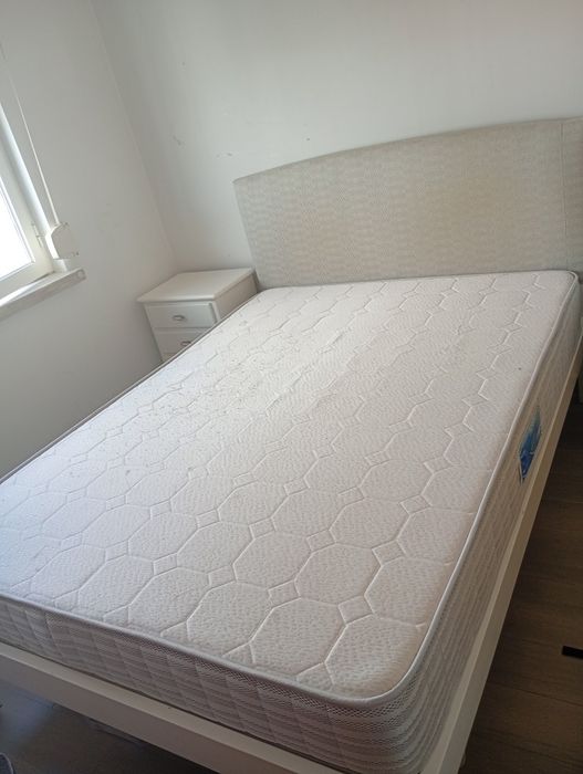 Cama casal madeira maciça com 2 mesinhas iguais