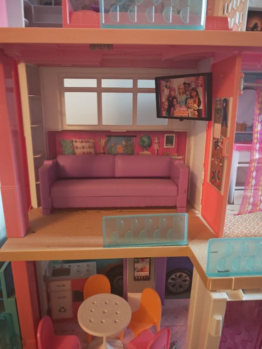 Duży domek Barbie z wyposażeniem + 2 samochody