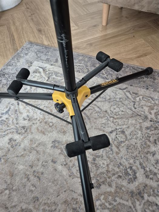 Hercules GS432B Plus statyw gitarowy na trzy gitary