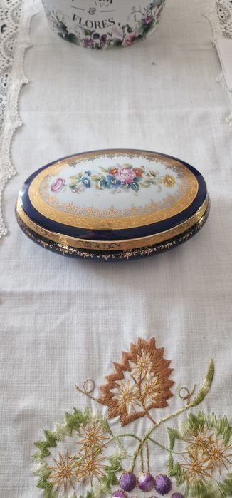 Caixa pintada à mão de porcelana azul e ouro pesado Limo