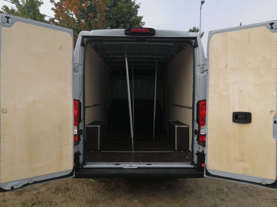 Fiat Ducato L3H2 Zabudowa podłogi, boków i drzwi w aucie dostawczym