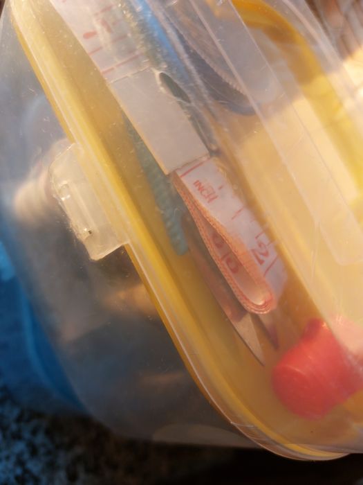 Нитки голки, та застібки.