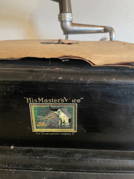 Grafonola/ gira discos antigo. Falta agulha