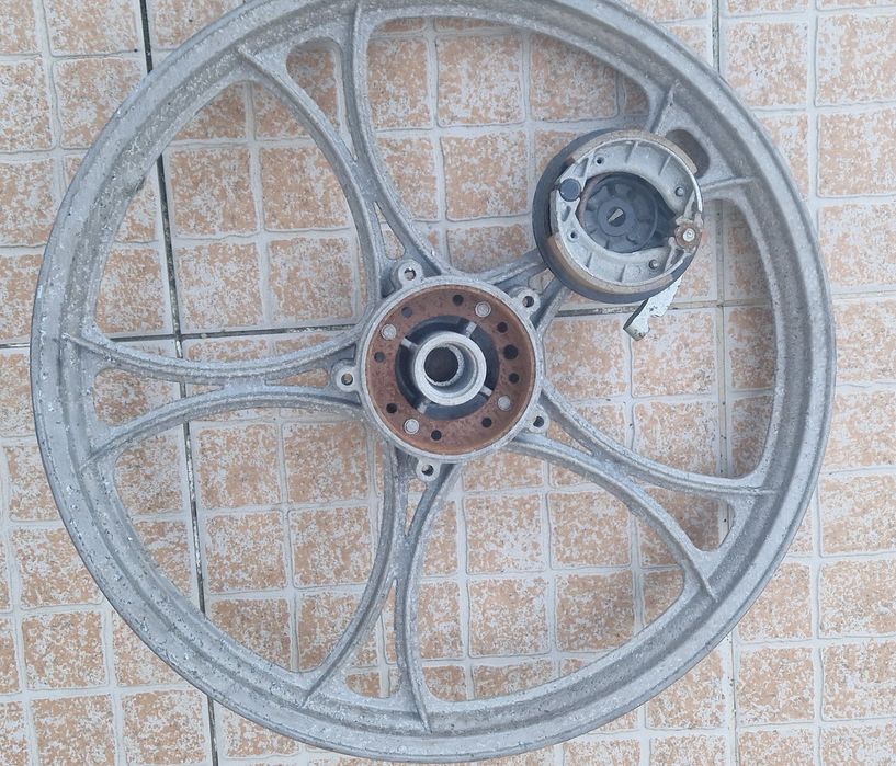 Jantes em alumínio para Peugeot 103. O preço é negociável.
