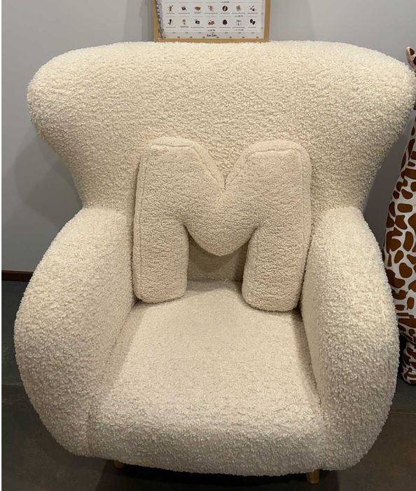 Poltrona de amamentação JYSK + apoio para os pés – Bouclé – Como nova