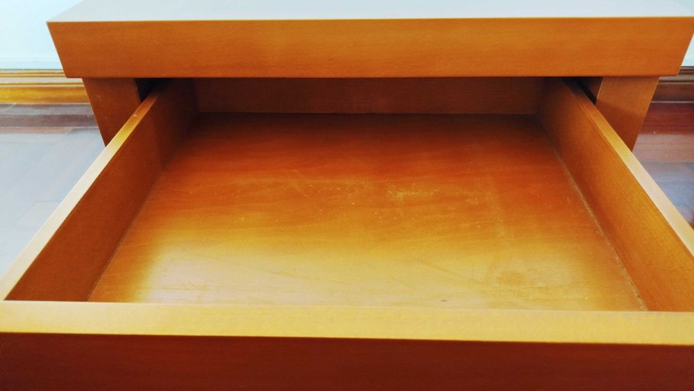 2 Mesas de cabeceira. Madeira maciça