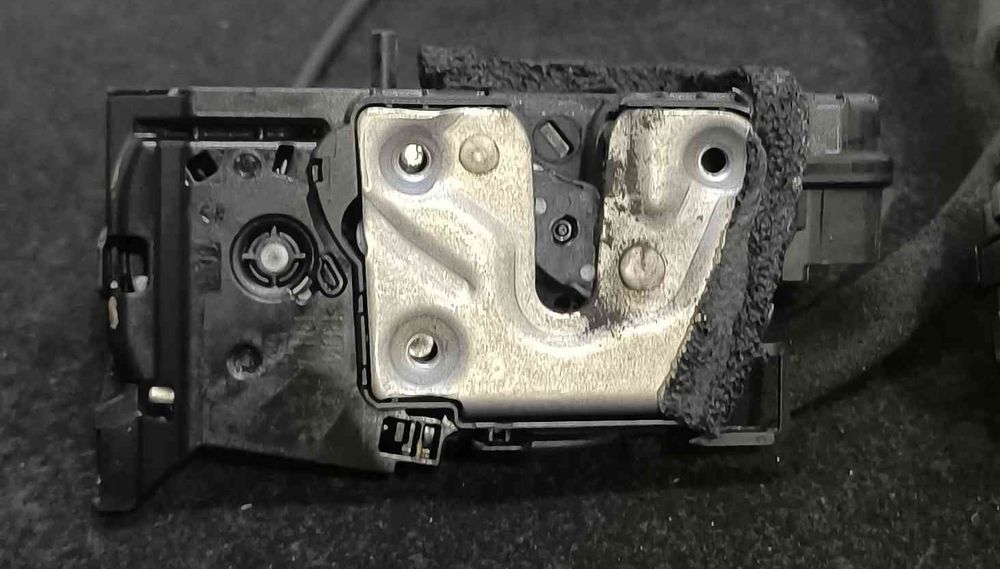 Fechadura / Fecho Porta Trás Direito 825002104R - RENAULT CLIO IV
