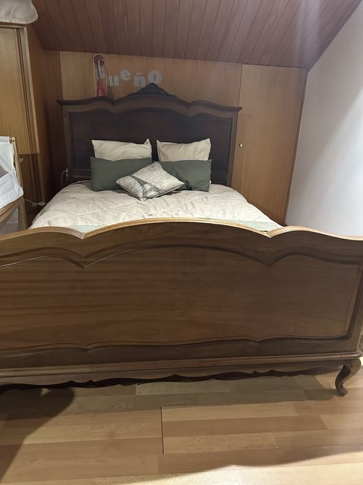 Cama de casal em madeira maciça com estrdo de ripas