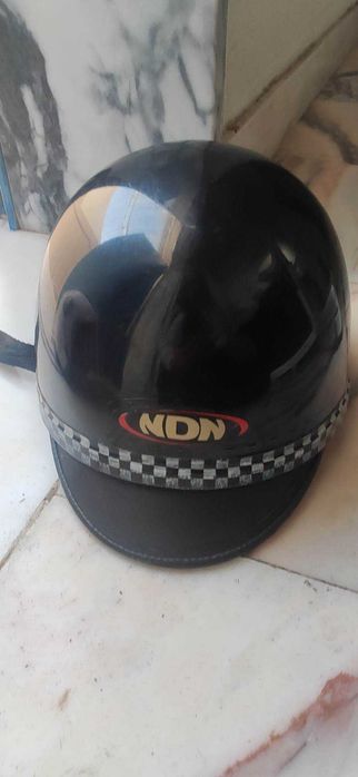 Dois capacetes de mota