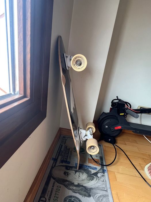 Surf skate super novo, 2 meses de uso. Estou vendendo porque vou mudar de país