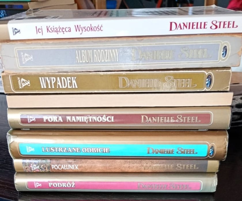 Daniel steel Nora Roberts seria książek