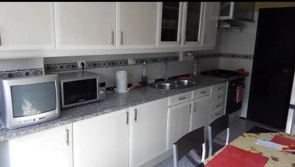 Quarto em Mercês, perto da estação com tudo incluso: serventia de cozinha, água, luz, gás e internet.