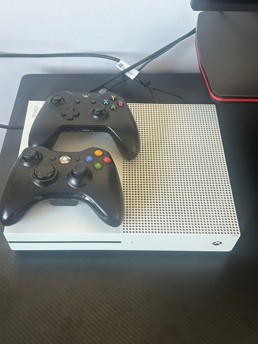 Xbox One S com conta e comando