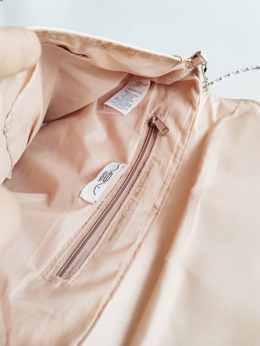 Torebka na łańcuszku nude pudrowy róż lakierowana