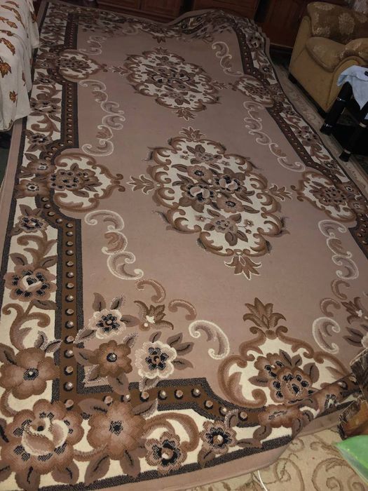 Продам килим в хорошому стані