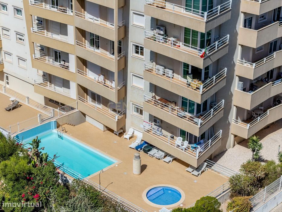 Espaçoso T2 a 400m da Praia da Rocha com Garagem Box p/ 2 Carros e Exp