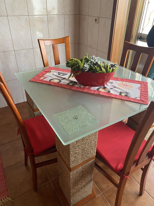 Mesa de cozinha + 4 cadeiras