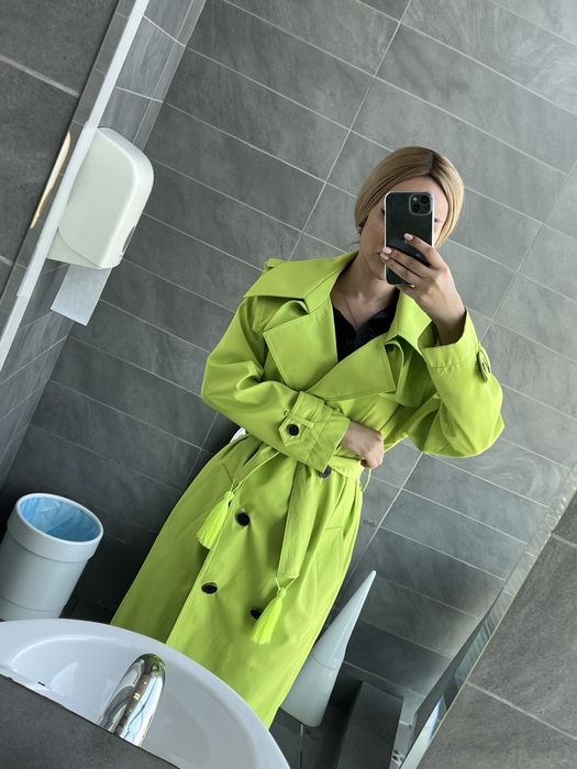 Дизайнерский плащ салатовый с кисточками
