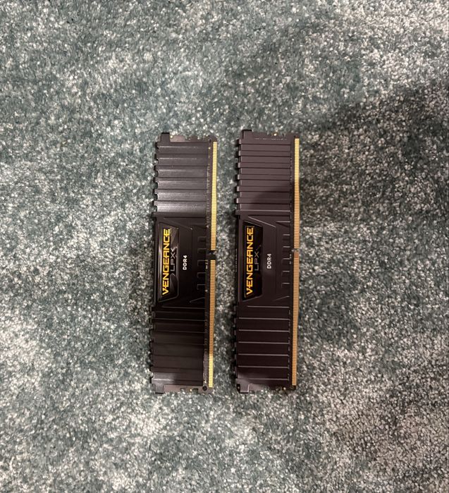CORSAIR DDR4 2 x 8GB (usada 1 mês)