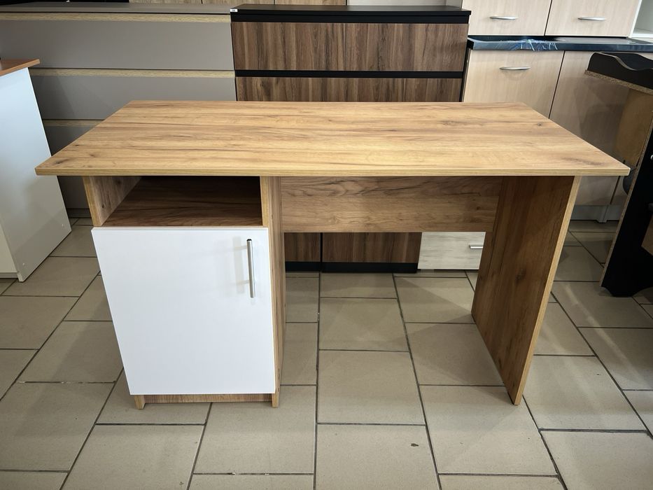 Стіл письмовий або компʼютерний