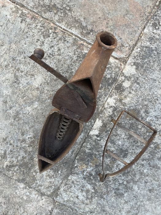 Ferro de brasas antigo