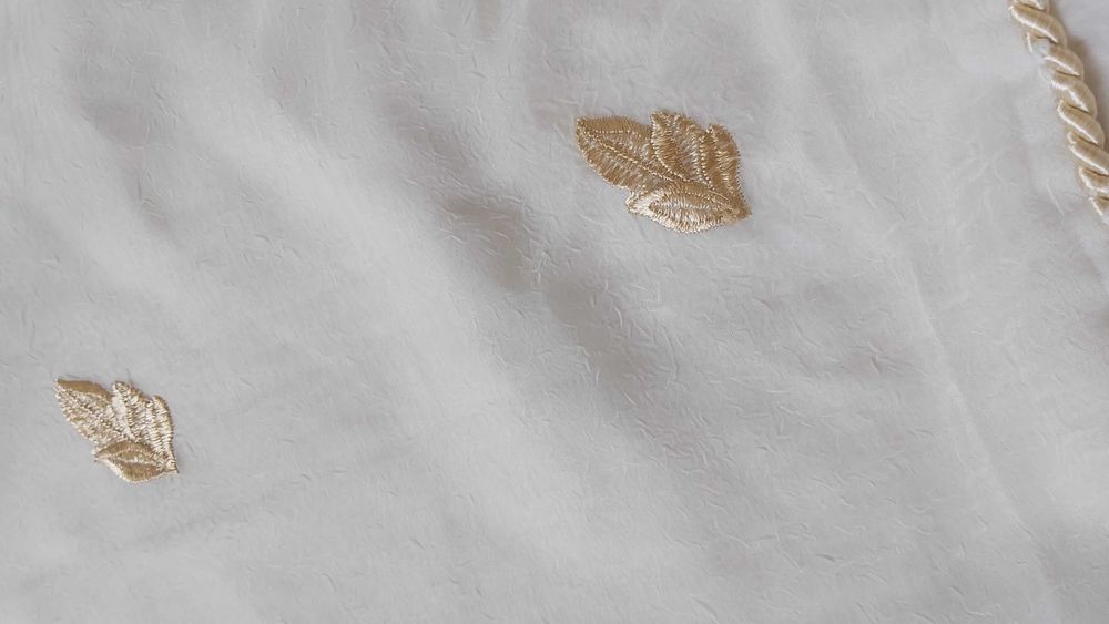 Colcha de cama de casal.