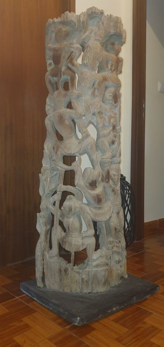 Escultura em madeira entalhada Teka