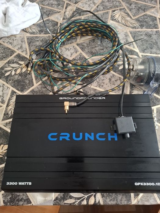 Wzmacniacz z okablowanie i kondensatorem