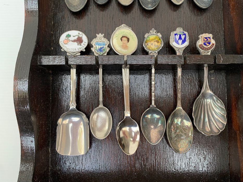Colheres de coleção com expositor em madeira