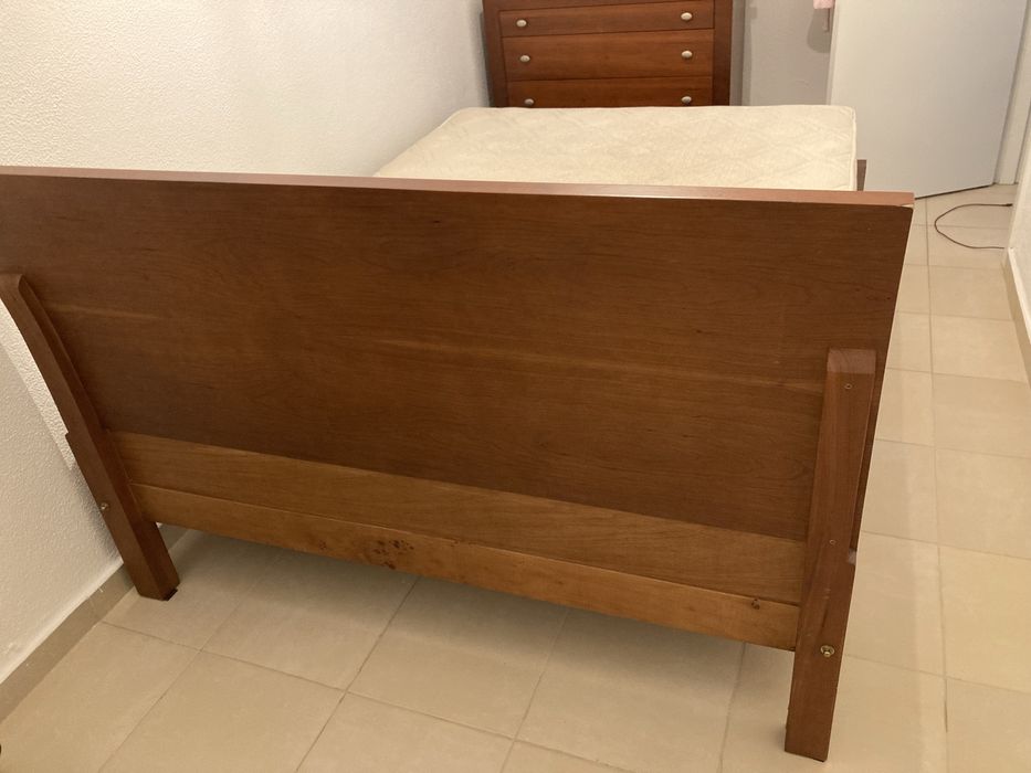 Cama casal de madeira de cerejeira