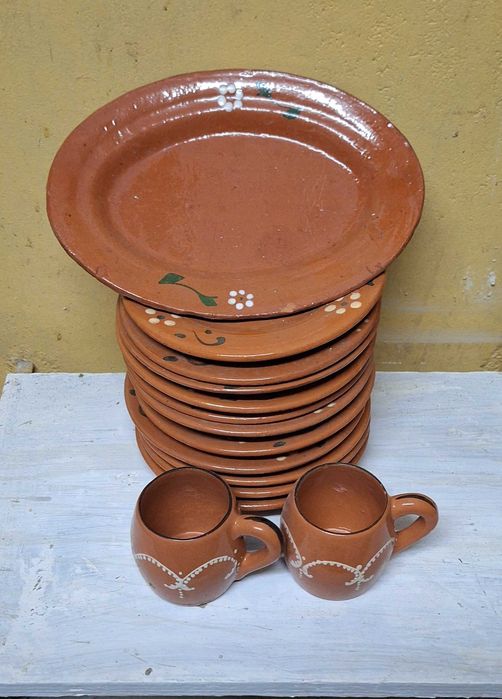 Small clay pottery426075531259432961