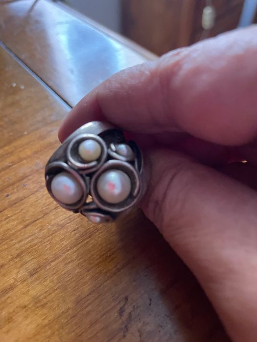 Anel ( jóia de valor com pérolas )