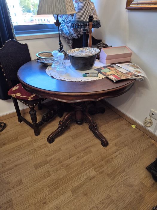 Mesa redonda antiga em madeira maciça entalhada – estilo D. José / Rev