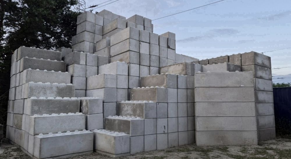 Betonowe klocki lego,  ściana oporowa