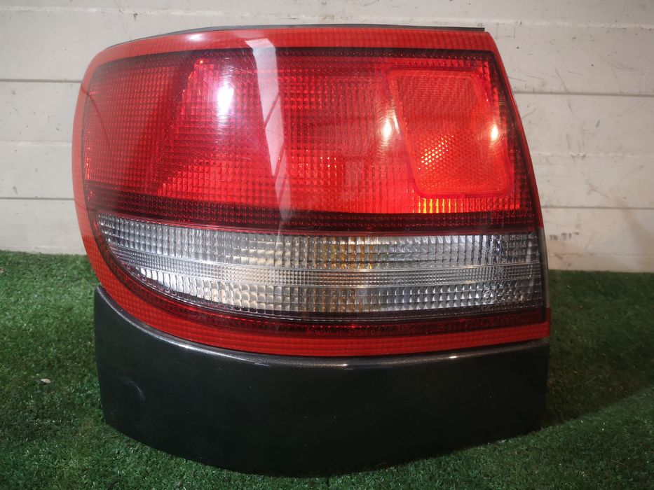Toyota carina E lampa tylna lewa