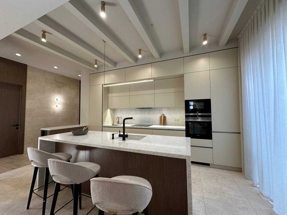 В продаже новый современный дом с бассейном в районе 12ст. Б. Фонтана.