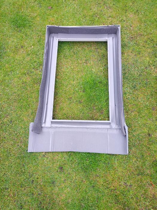 Kołnierz opierzenie wyłaz dachowy Velux