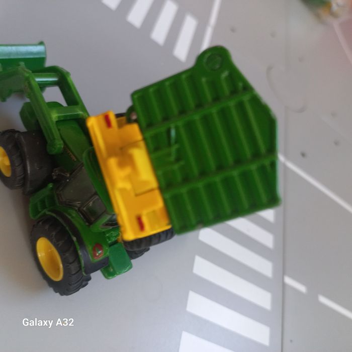 Siku  traktor John deere z ladowaczem I przyczepa  metalowa