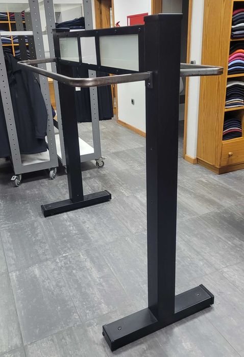 Expositor de ferro para pendurados